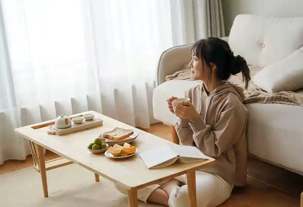 一女士抱怨中秋节公司发的散装月饼，腰都伸不直了！评论区太火了