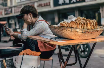 受台风影响，这些列车停运，航班取消。